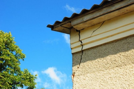 Fissures et affaissements, comment consolider un vieux mur avant qu'il ne se d&eacute;grade davantage